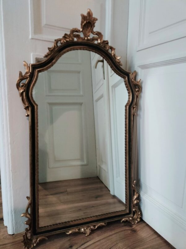 Lustro vintage w stylizowanej ramie