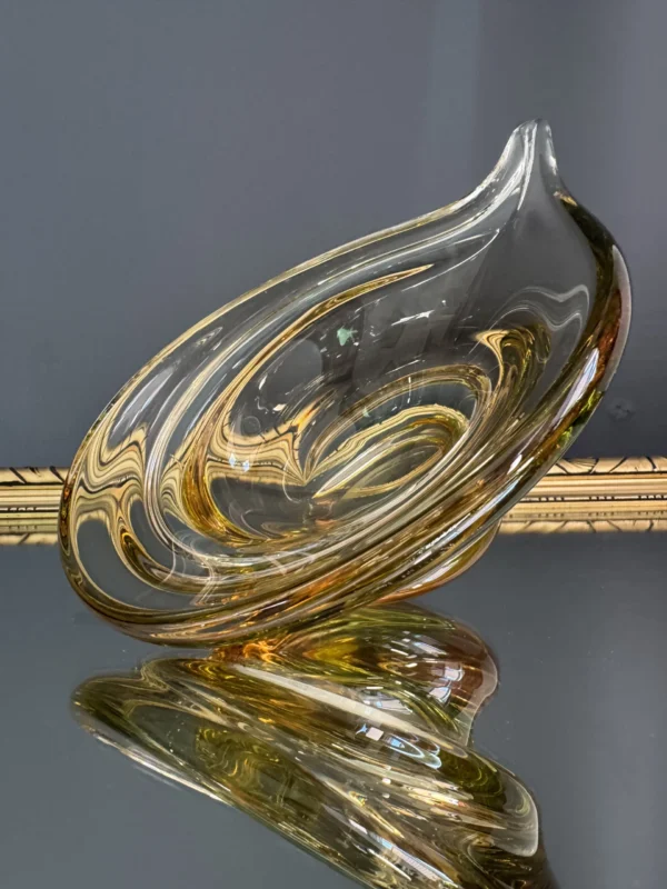 Szklana misa artystyczna "Muszla w płomieniu" z epoki mid-century – kolekcjonerski unikat