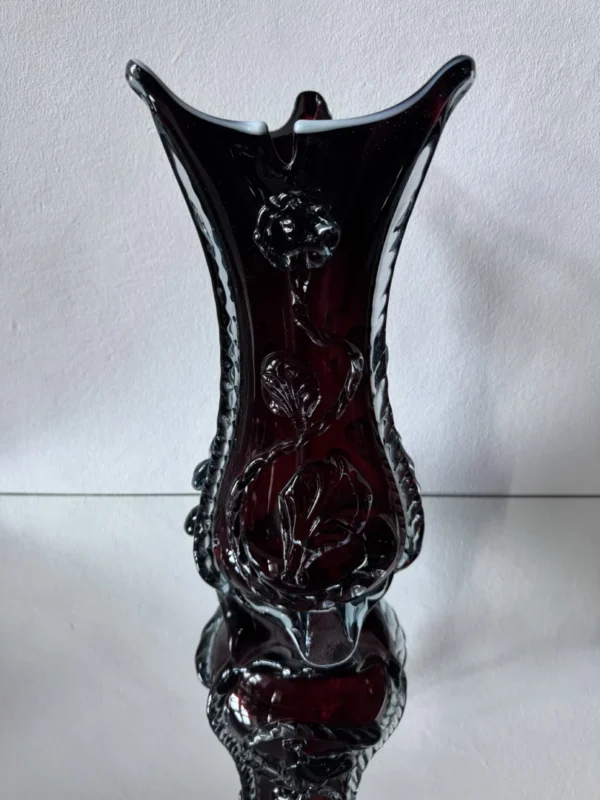 Wazon „Rosa Nobile” – ozdobne szkło winne z tłoczonym reliefem