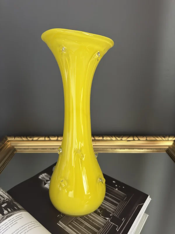 Żółty wazon vintage ze szkła artystycznego "Energia w szkle"