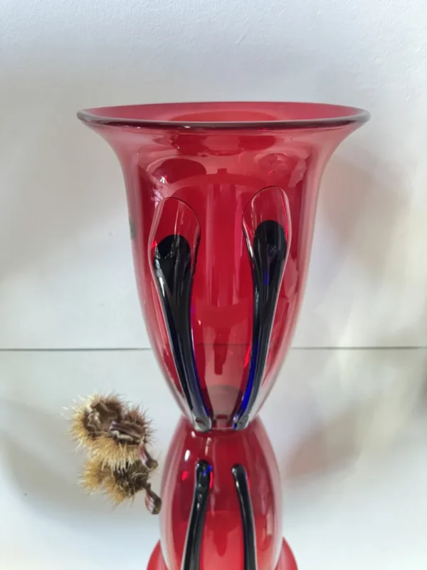 Wazon "Czerwona Alchemia" – rzeźbiarska forma ze szkła hutniczego